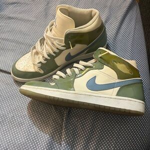 Size 10.5 Jordan 1  Retro 2003- UNC Patent